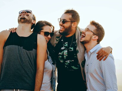 Amigos se abraçam em encontro