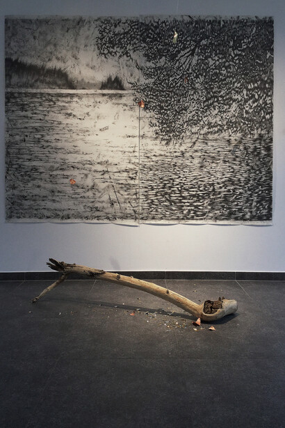 François Réau
Effet de séparation, 2015
Mine de plomb et graphite sur papier
Diptyque, 162 x 228 cm
Bois, feuilles d’or et couverture de survie
Dimensions variables
Courtesy de l’artiste