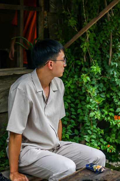 Olhar ao longe e pensamentos acelerados em processo mental de criação