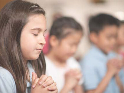 Niños rezando: cuando la compasión y la realización de la unicidad se conviertan en la dinámica de la relación humana, la humanidad evolucionará