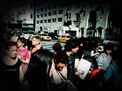 Personas caminan por las calles del centro de Nueva York, Estados Unidos