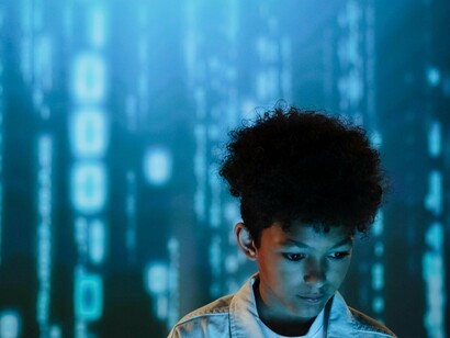 A tecnologia, especialmente com o avanço das redes sociais e da IA, é um grande motor de desconexão com a realidade tangível. Muitos jovens vivem no presente, focados em conteúdos efêmeros e interações digitais. Isso pode impedir que eles desenvolvam uma visão de futuro ou busquem um propósito mais profundo na vida. Além disso, a busca por validação nas plataformas digitais pode suplantar o desejo de conquistar algo no mundo real, criando uma geração mais voltada para o imediatismo e menos conectada com objetivos de longo prazo



