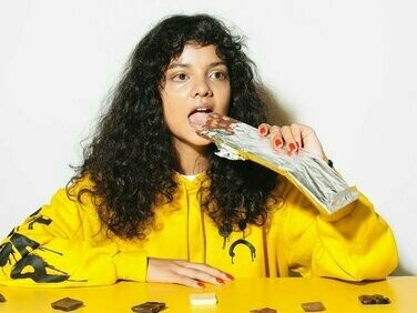 Embalagens douradas, vermelhas, perfeitas e elegantes, independentemente do formato, comer chocolate é transformar a rotina e um momento especial e agora, próximo do Natal temos sempre muitos presentes para serem entregue e pessoas de diversas comunidades fazem parte: colegas de trabalho, vizinhos, professores de nossos filhos, nossos professores, amigos, familiares; é muita gente que faz parte da minha listinha e dentro dela, uma coluna com os chocolates que serão entregues



