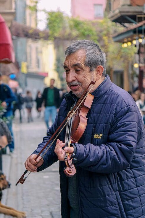 L’essere umano dovrebbe prendere spunto dalla musica, riuscire a essere indipendente da strumenti tecnologici, vivere più nella realtà e attingere alla tecnologia solo per migliorare la propria vita