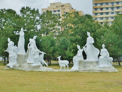 Sculture nel Parco di Pyongyang: Un gruppo di eleganti statue raffiguranti figure mitologiche e animali, immerso in un contesto verdeggiante, che celebra la cultura e l'arte locale, Pyongyang, Corea del Nord 