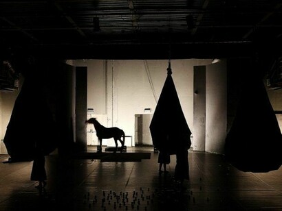 OA –Cinque atti teatrali sull'opera d'arte, Terzo atto/Il Canto. Opera di Jannis Kounellis, foto di Carlo Cantini