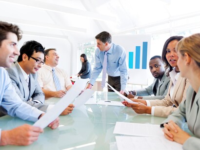 Un jefe comenta con su equipo los resultados de su trabajo