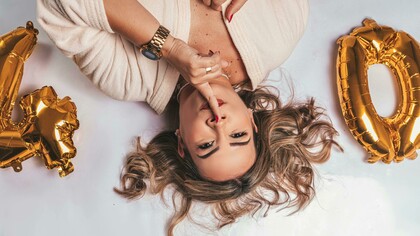 Um fato a considerar que não existia na infância de quem tem 40 anos ou mais é a presença das redes sociais. Por se tratar de uma compilação dos melhores momentos da vida de uma pessoa, fica difícil não se comparar quando a autoestima está baixa. A vida "instagramável" é como um comercial de margarina: toda a família sentada ao redor da mesa, sorrindo e conversando de forma alegre e descontraída, com olhares fraternos e sem pressa para ir ao trabalho ou à escola. Tudo é muito lindo e invejável!