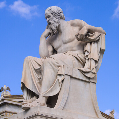Estatua de Sócrates en la Academia de Atenas, Grecia, encarnación del ideal de justicia que la pólis fue incapaz de sostener