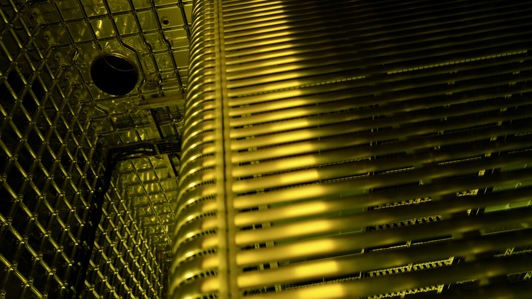 CERN,Organización Europea para la Investigación Nuclear, es uno de los centros de investigación científica más grandes y respetados del mundo- La cámara de detecciones de neutrinos en protoDUNE para el experimento de neutrinos DUNE, vista desde el interior con paredes expandibles/contraíbles, diciembre de 2023 Ginebra, Suiza