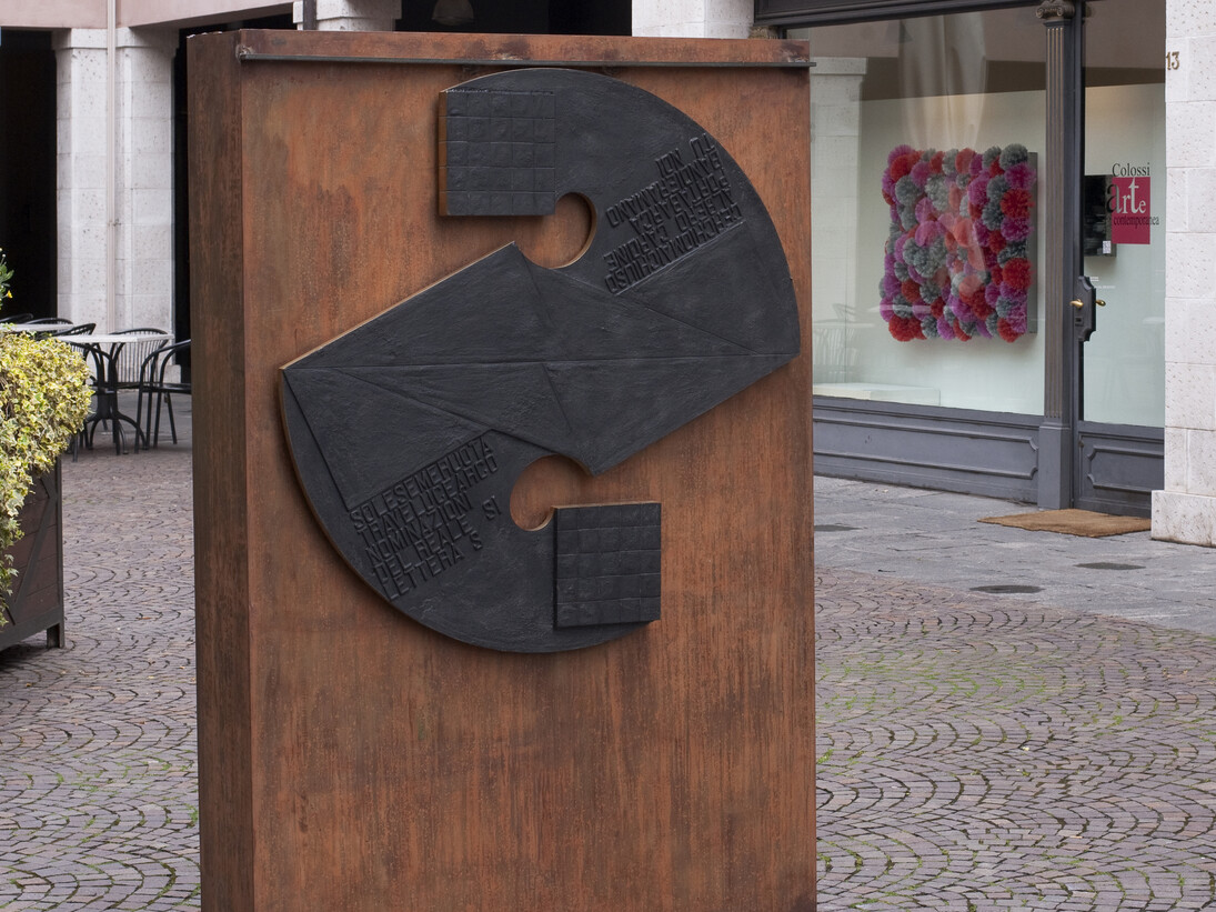 Gio' Pomodoro, Sole produttore 2, 1974, bronzo, diametro 119 cm, esposto nella piazzetta di Corsia del Gambero