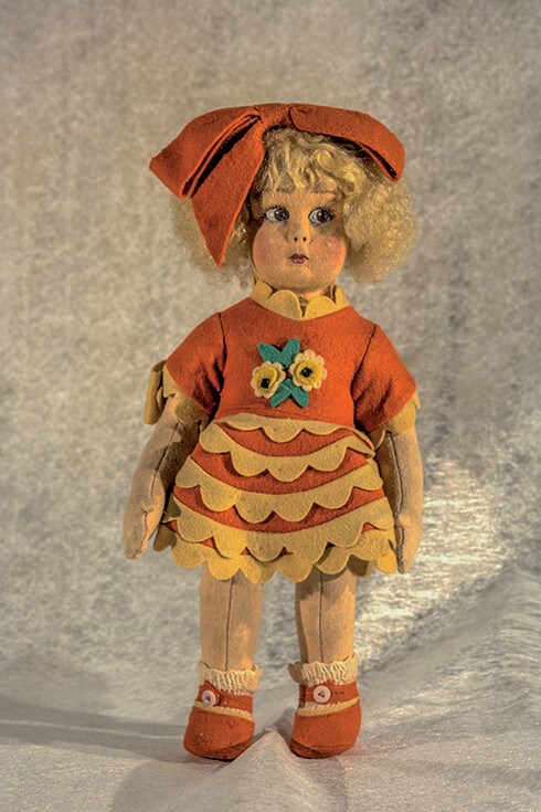 Rara bambola in feltro con riccioli biondi in scatola, alt. cm 32, anni '40