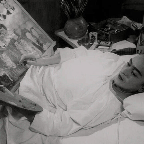Frida Kahlo enfrentou um longo processo de recuperação após um acidente na adolescência, período em que descobriu sua paixão pela pintura