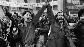Las manifestaciones en contra del shah Reza Pahlavi comenzaron en 1977 y se intensificaron a lo largo 1978, consiguiendo que el shah abandonase el país en enero de 1979