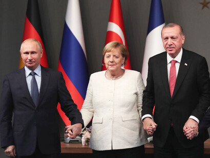 Vladimir Putin, presidente de la Federación Rusa con Angela Merkel, canciller de la República Federal de Alemania, y Recep Tayyip Erdoğan