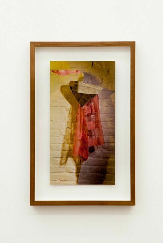 Raphael Danke I En Belgique, Haarreif mit Federn Pip Hackett Millinery, 2012, Courtesy the artist and MOTinternational Brussels and London