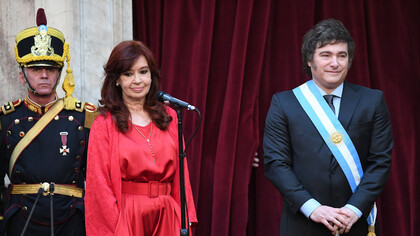 A liberdade é um conceito fundamental, defendido por anarquistas e outros movimentos sociais, mas frequentemente distorcido por políticos para justificar agendas autoritárias e econômicas que prejudicam os direitos humanos e a justiça social. A Vice-Presidente cessante (2019-2023) e duas vezes Presidente da Argentina (2007-2015), Cristina Fernández de Kirchner, juntamente com Javier Milei, na tomada de posse deste último para o cargo de Presidente da Nação Argentina (2023- 2027)