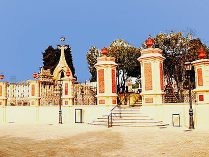 El cementerio de Lloret de Mar, donde, proyectados por Joaquim Artau i Fàbregas, hay mausoleos de los arquitectos modernistas Puig i Cadafalch, Gallisà, Vicenç Artigas y Bonaventura Conill.  Portería en Lloret de Mar, Cataluña, España