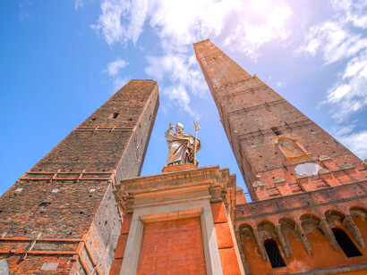 Torres Garisenda y Asinelli, con estatua de San Petronio al frente. Bolonia, Italia