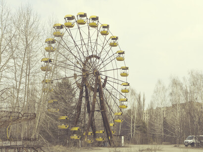 Noria (rueda de la fortuna) en un parque de atracciones abandonada en Chernóbil al norte de Ucrania