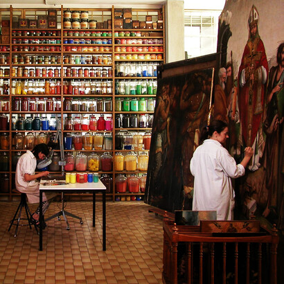 Laboratorio con delle restauratrici a lavoro della famiglia Nicola ad Aramengo, Asti