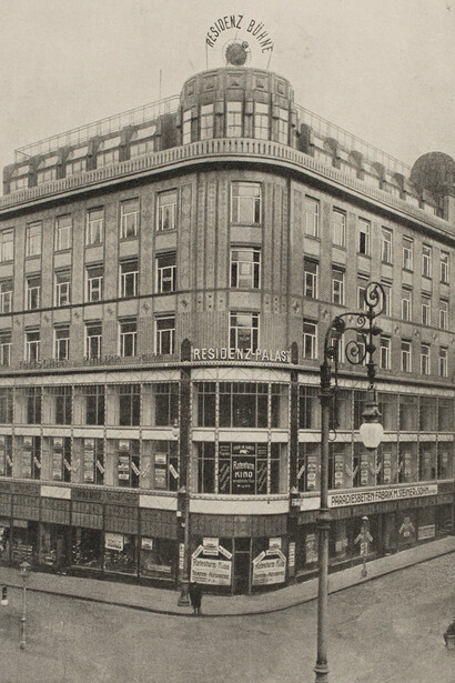 Unknown (photographer), 1st, Fleischmarkt 1 - Residenzpalast - View from Rotenturmstraße (supplement to no. 1 of the “Bautechniker”, 1911, vol. 31), 1911 (print). Courtesy of Musa Museum