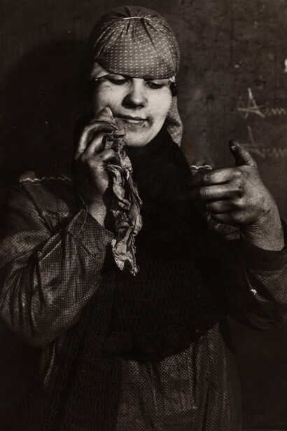 François Kollar, Mineurs. La trieuse reste coquette. Lens, Pas-de-Calais. Société des mines de Lens 1931-1934, Reproduction d'après négatif original sur plaque de verre, 13 x 18 cm. Bibliothèque Forney. Ville de Paris. © François Kollar / Bibliothèque Forney / Roger-Viollet