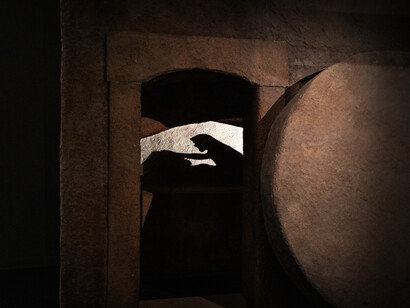 Sombra de la exposición de la escultura de 'El hombre misterioso' en Salamanca, España