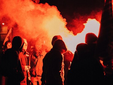 Esiste un reale rischio di celebrare come eroe chi ha agito fuori dai limiti riconosciuti dalla legge, alimentando l’idea che la sicurezza possa coincidere con il farsi giustizia da soli