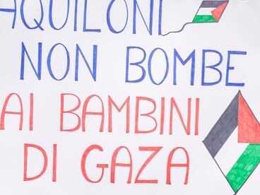 Le manifestazioni internazionali contro le operazioni militari israeliane a Gaza esprimono la richiesta di proteggere la popolazione civile e garantire il rispetto del diritto internazionale umanitario. La mobilitazione della società civile richiama i governi alla responsabilità di tradurre le dichiarazioni politiche in iniziative concrete