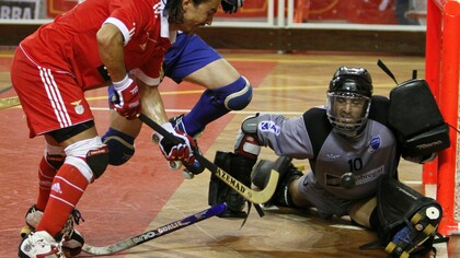 Hóquei em Patins. Mão a mão frente do gol