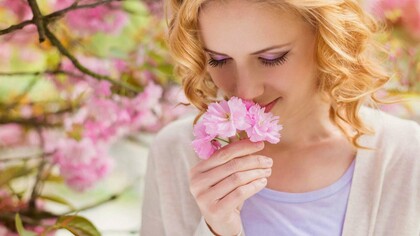 Donna che annusa un fiore