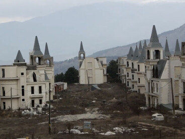 Una ciudad degeometrizada no se organiza según índices ni tasas, sino según cuerpos y ritmos frente a ese vacío geométrico y financiero. Burj Al Babas, en el corazón de Turquía