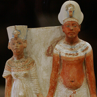 Estatuillas policromadas con las imágenes de Nefertiti y Akenatón (Museo del Louvre)