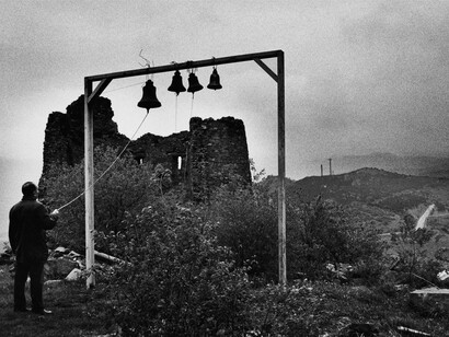 Confine Azerbaigian-Nagorno Karabagh, presso Sumgait. Il Nagorno Karabagh è un minuscolo stato, spesso assente dalle cartine geografiche, situato in territorio azero ma abitato da armeni e raggiungibile solo dallʼArmenia attraverso una sorta di corridoio.
