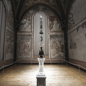 Luca Freschi, Cariatide 03 (Civetta), 2019, terracotta ceramica e legno, cm 44x44x390,  Museo Nazionale di Ravenna, 2019, ph. Filippo Venturi