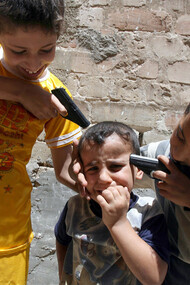 Crianças iraquianas que brincam de guerra. Foto: Patricia Gomes.