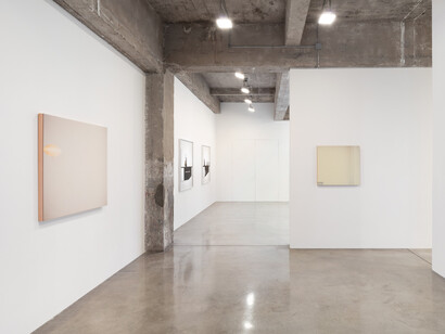 Uta Barth, installation view, Tanya Bonakdar Gallery, New York, March 4 – April 22, 2023. Photo by Pierre Le Hors. Courtesy the artist and Tanya Bonakdar Gallery, New York / Los Angeles 