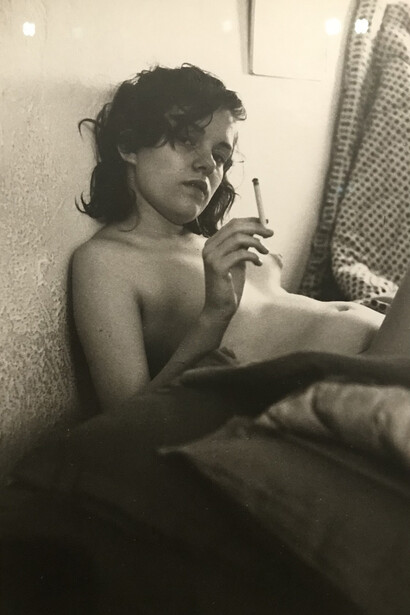 Saul Leiter. Avec le regard du peintre, il parvient à capter toute la poésie et la force tranquille de cet instant d’après