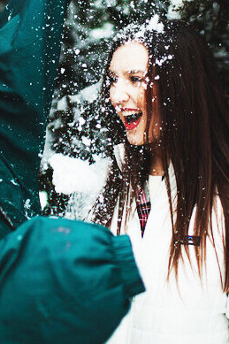 Riendo bajo la nieve