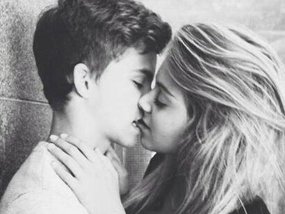 Dos jóvenes besándose