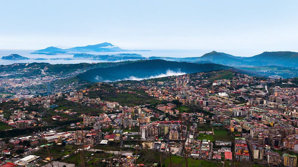 Campi Flegrei, Campania, Italia. I Campi Flegrei sono un’area vulcanica complessa all’interno della quale, negli ultimi 39.000 anni, sono stati attivi numerosi centri eruttivi differenti. Tali eruzioni sono connesse a due episodi di sprofondamento che, sovrapponendosi, hanno generato una caldera complessa che rappresenta la struttura più evidente del distretto vulcanico Flegreo. Quest'ultimo comprende i Campi Flegrei, parte della città di Napoli, le isole vulcaniche di Procida e Ischia, e la parte nord-occidentale del Golfo di Napoli