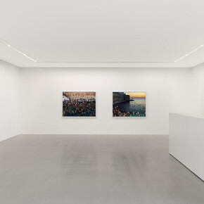 Massimo Vitali, 94/22, exhibition view. Courtesy of Zander Galerie
