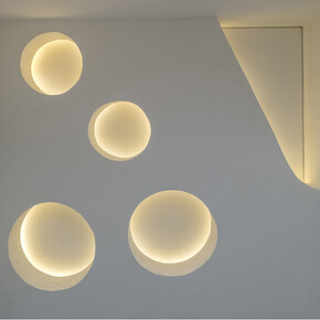 Abertura, 2015 Isopor e gesso acrílico [Styrofoam and acrylic plaster] 41 x 432 x 434 cm, Vista da exposição na [Exhibition view at] Galeria Fortes Vilaça, 2015
