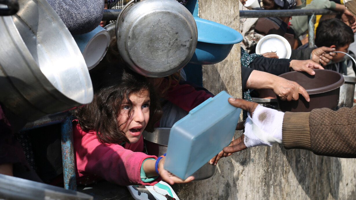 Palestinos hacen fila para conseguir comida durante la ofensiva aérea y terrestre en la Franja de Gaza, en Rafah, el martes 9 de enero de 2024