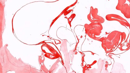 Nell'immagine il risultato della tecnica del Suminagashi di Mariella. Il Suminagashi, un’antica tecnica giapponese di marmorizzazione dell’inchiostro sull’acqua, permette di creare opere uniche attraverso il movimento fluido e spontaneo dei colori 