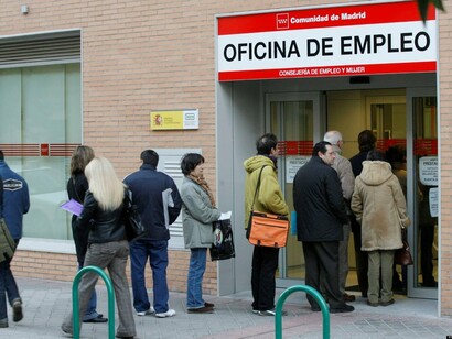 Cola a la puerta de una oficina de empleo