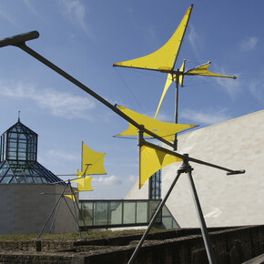 Susumu Shingu 

Wind Caravan, 2000 (détail)
Groupe de 21 sculptures
Acier, fibre de carbone, toile en polyester
526 x ø 600 cm et 590 x ø 760 cm
Courtesy l'artiste et Galerie Jeanne Bucher Jaeger

Vue de l'installation dans le Park Dräi Eechelen, Mudam Luxembourg, 2018, © Susumu Shingu
Mudam Luxembourg, Ieoh Ming Pei Architect Design

