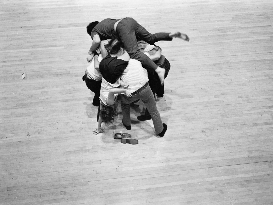 Peter Moore, Photo de Huddle de Simone Forti, 1969. © Barbara Moore/Licensed by VAGA, New York, NY. Courtesy Paula Cooper Gallery, New York