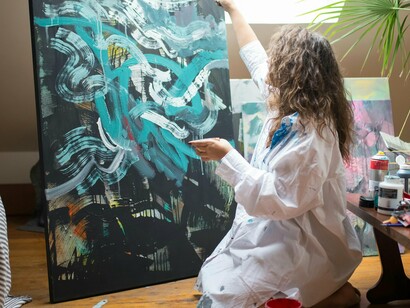 Pintora. Não gostava da velhice ou da ideia de velhice. A morte, aceitava-a. Que remédio! Mas a velhice era complicada. Tinha ainda muitas coisas para fazer e sentia as queixas do corpo, a desfazer-se como um carro em segunda mão